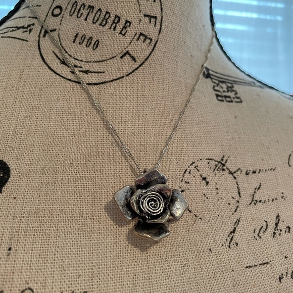 🌹Silver Plt 16” Chain with Metal Rose Pendant - Picture 2 of 6